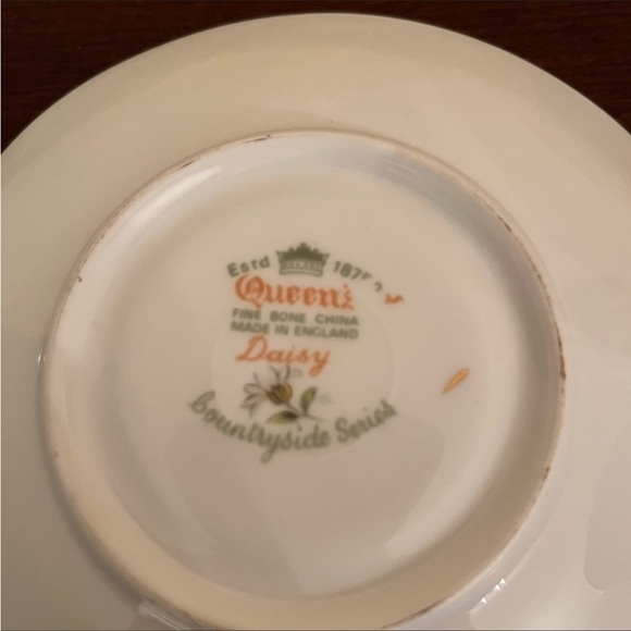 614. VINTAGE QUEEN’S BONE CHINA CUP & SAUCER SET - Picture 4 of 5